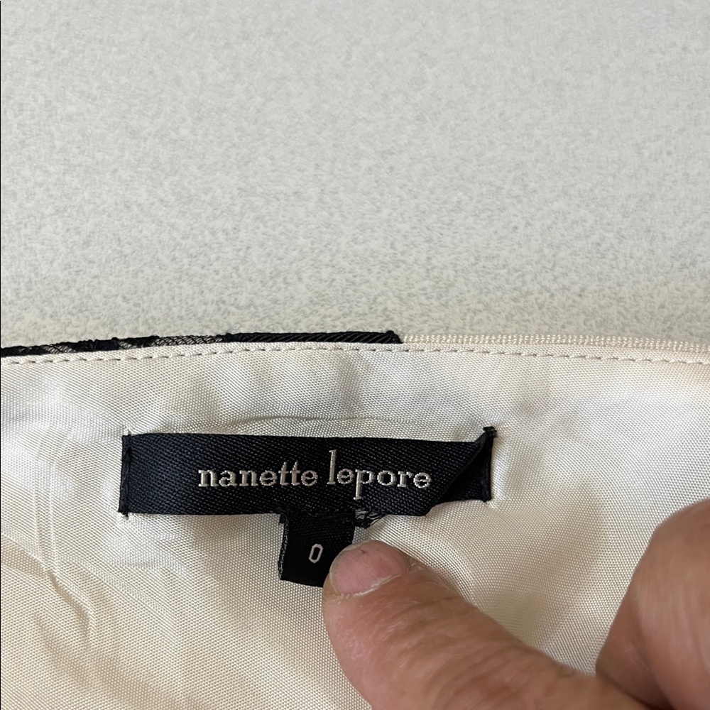 NANETTE LEPORE Elegant Black and White Lace Skirt - Picture 2 of 4